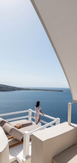 Oia Castle Cave Pool Suites