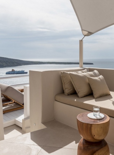 Oia Castle Cave Pool Suites