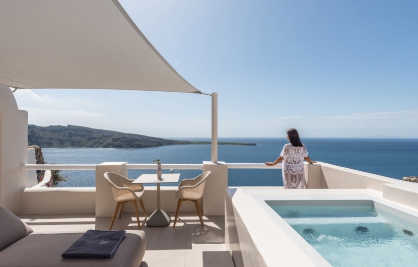 Oia Castle Honeymoon Suites